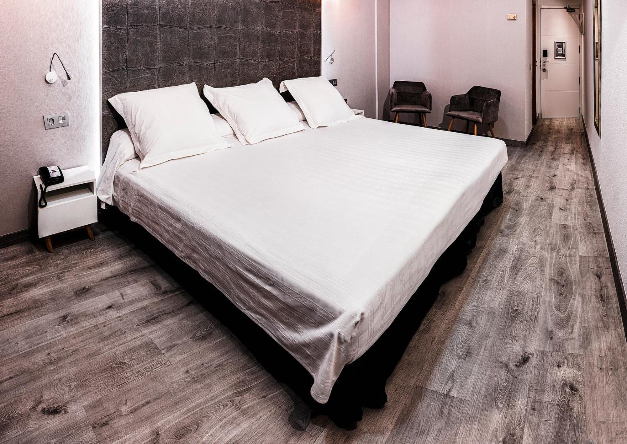 Romantic Deluxe King Room,1322935357:JPEG
